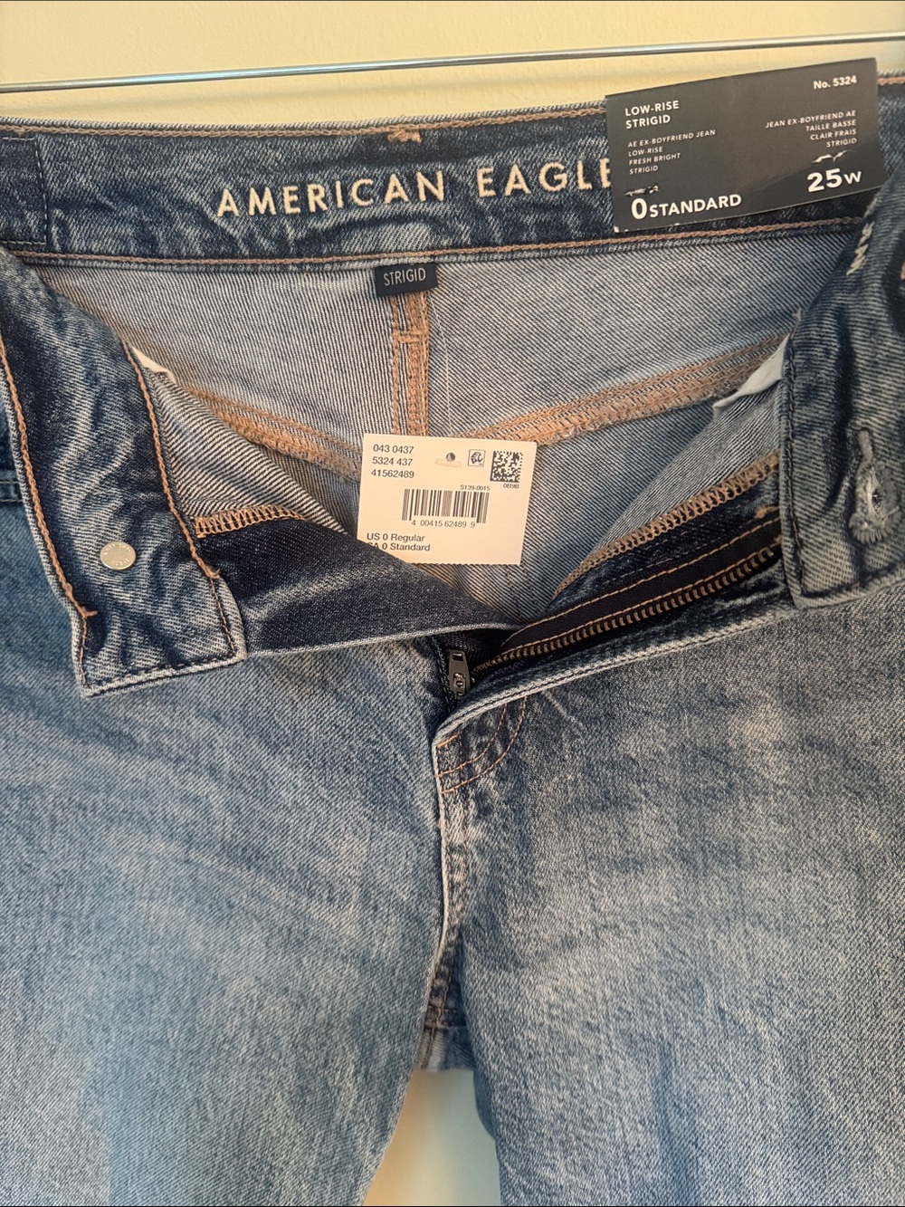 American Eagle Outfitters Women's Low rise Boyfriend Jeans - Fresh Bright Wash - Picture 4 of 6